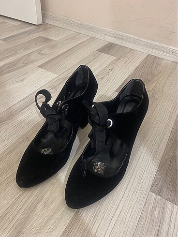 Siyah süet bağcıklı topuklu ayakkabı