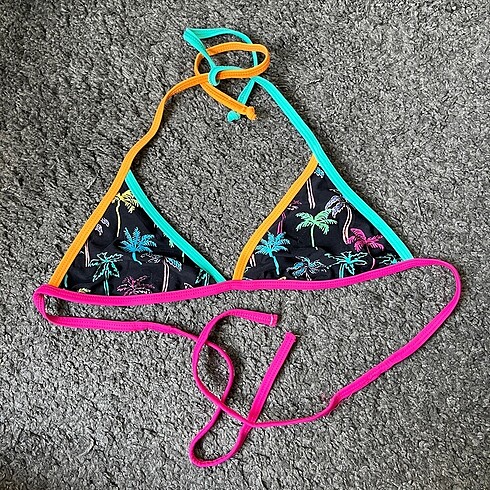 ucgen bikini ustu