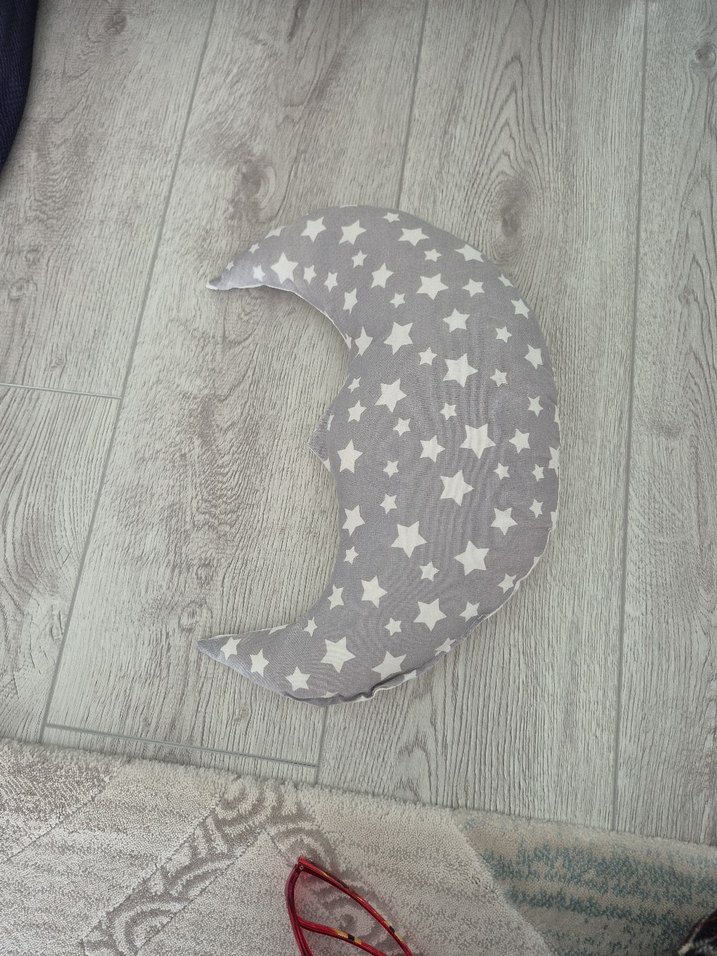 Gri Nakışlı Ay Şeklinde Uyku Yastığı - Görsel 2