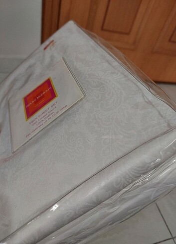 İthal Kutusunda Çarşaf Set + Havlu set