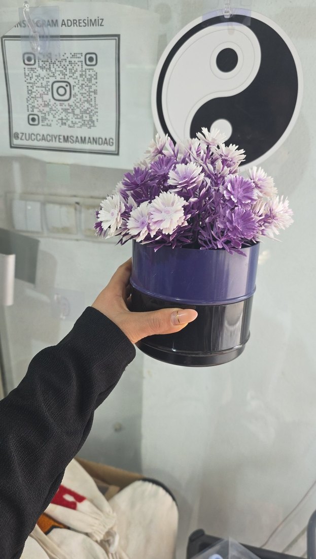 Mor ve Beyaz Yapay Çiçekli Saksı - Görsel 2