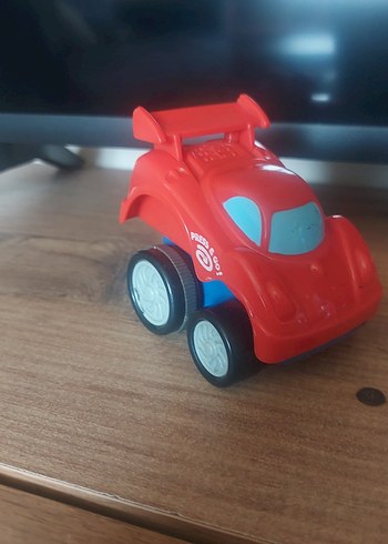 Kırmızı Renkli Oyuncak Araba
