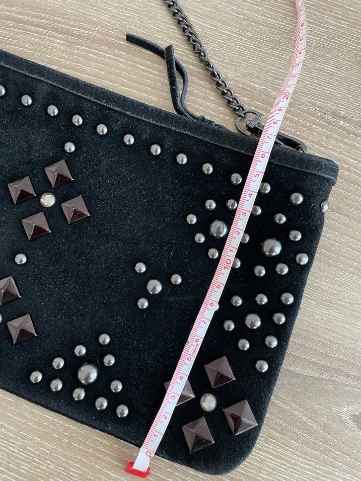 Mango Zincir Detaylı Siyah Süet Çanta - Görsel 4