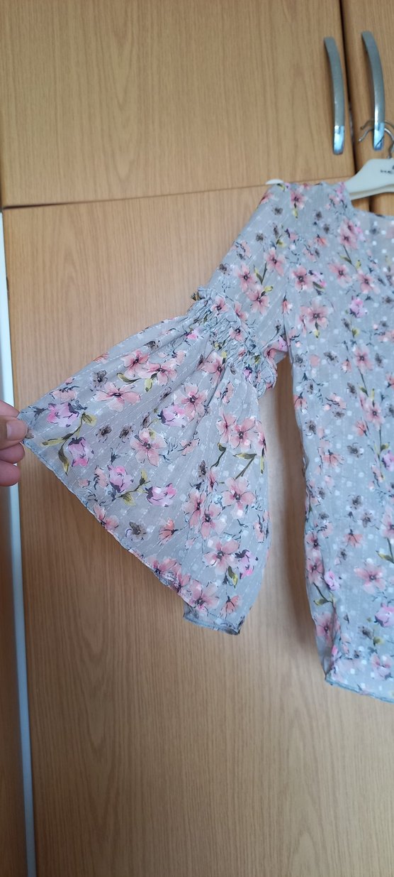 Gri Çiçek Desenli V Yaka Kolları fırfırlı Bluz - Görsel 2