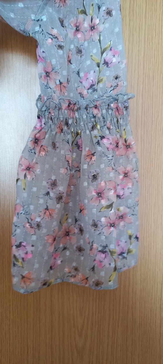 Gri Çiçek Desenli V Yaka Kolları fırfırlı Bluz - Görsel 5