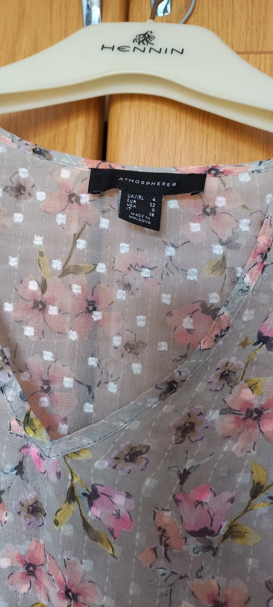 Gri Çiçek Desenli V Yaka Kolları fırfırlı Bluz - Görsel 4