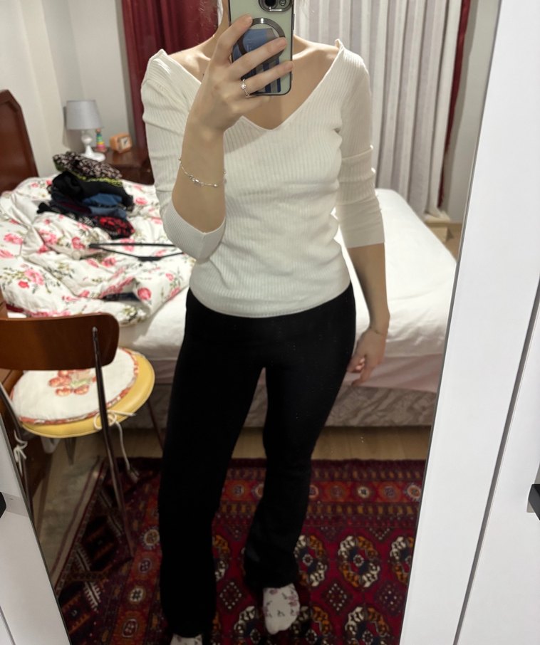 Beyaz V Yaka Triko Kadın Kazak - Görsel 2