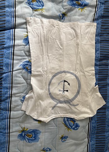 Beyaz V Yakalı Pamuklu Tişörtü - Görsel 3