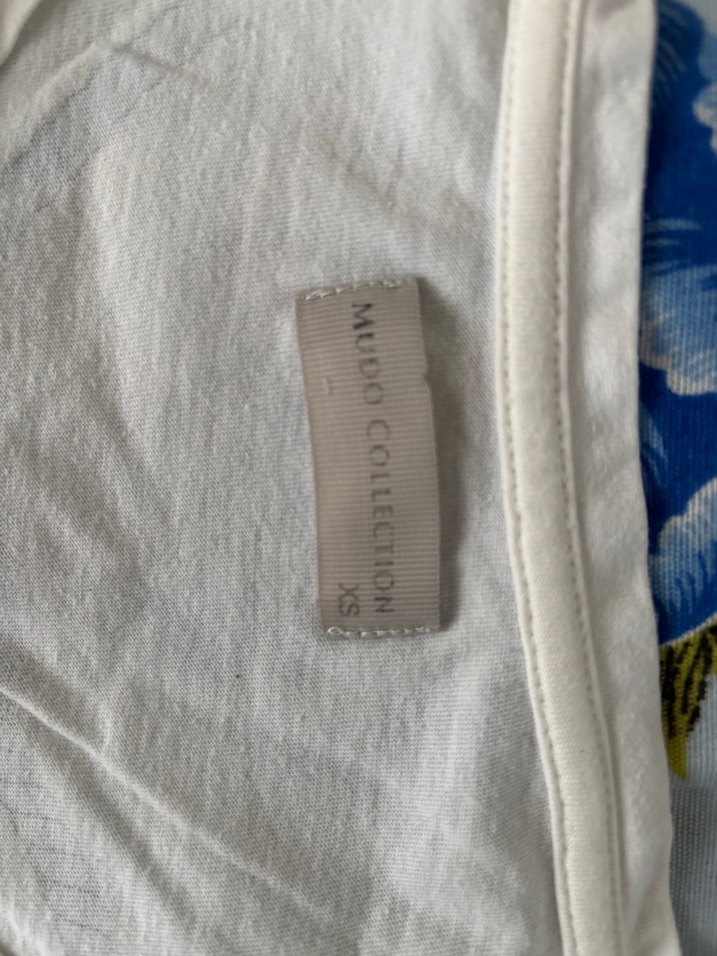 Beyaz V Yakalı Pamuklu Tişörtü - Görsel 2