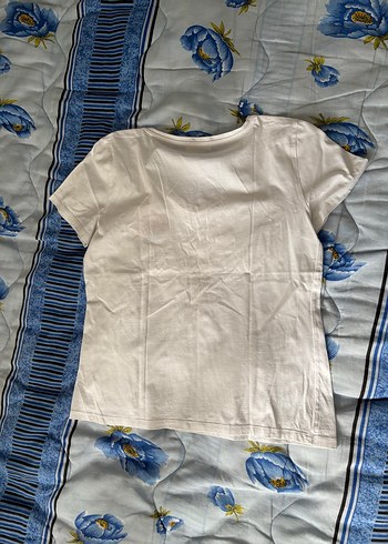 Beyaz V Yaka Baskılı Kadın Tişört - Görsel 4