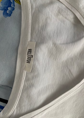 Beyaz V Yaka Baskılı Kadın Tişört - Görsel 2