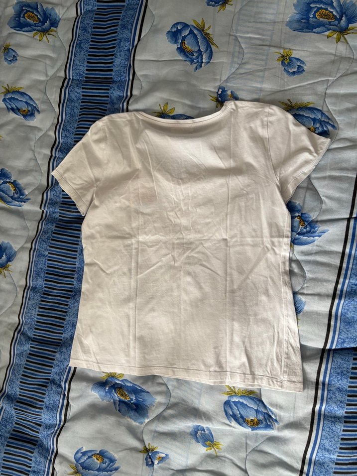 Beyaz V Yaka Baskılı Kadın Tişört - Görsel 4