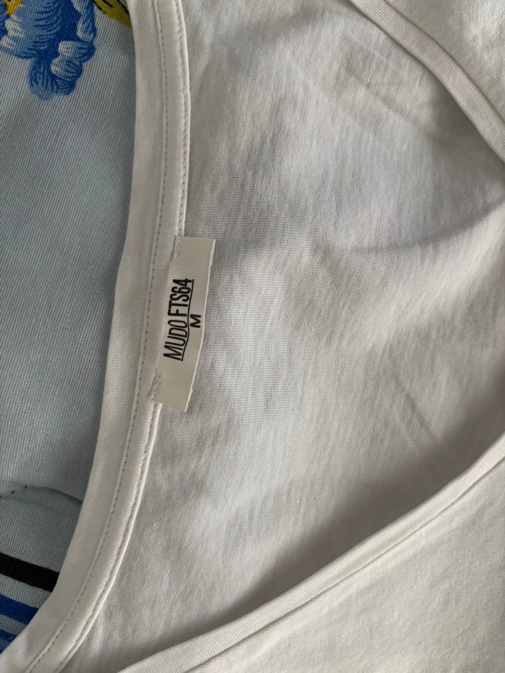 Beyaz V Yaka Baskılı Kadın Tişört - Görsel 2