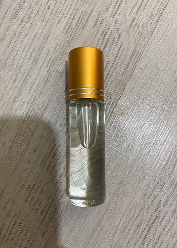 Kadın Parfümü Şeffaf Şişede Altın Kapaklı