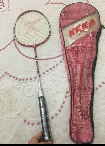 Badminton raketi 