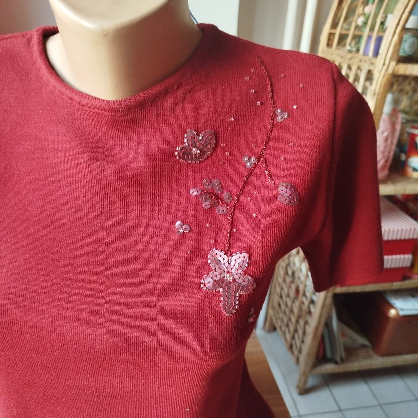 Sabri Özel İmzalı Bordo Nakışlı Kısa Kollu Triko Bluz - Görsel 2