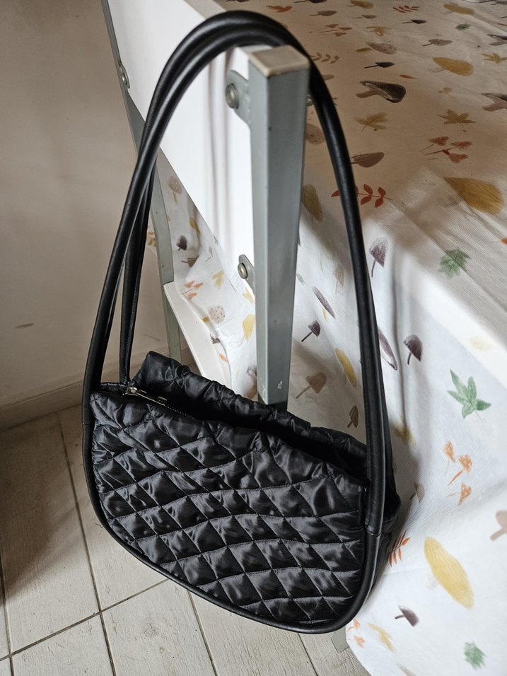 Flo Siyah Paraşüt Kapitone Omuz Çantası - Görsel 2