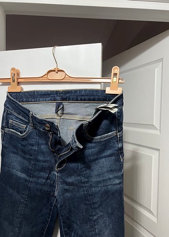 Kadın Lacivert Kemerli Dar Kesim Midi Kot Pantolon - Görsel 2