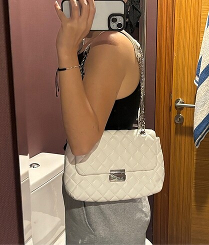  Beden beyaz Renk BERSHKA BEYAZ ZİNCİRLİ ÇANTA