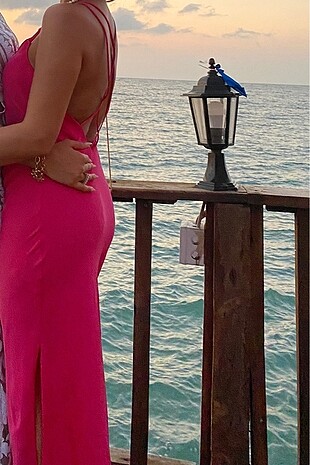 Pembe saten gece elbisesi