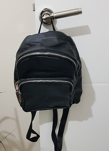 Siyah sırt çantası 