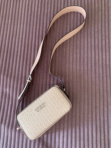 Guess postacı çanta