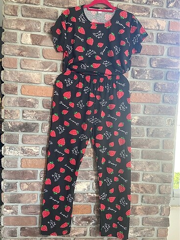 xl Beden Çilekli pijama takımı