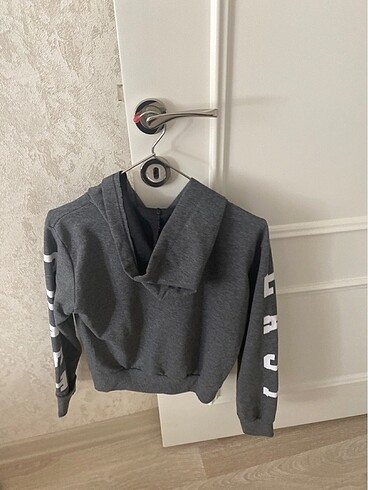 l Beden gri Renk Sweatshirt cok iyi durumdadır