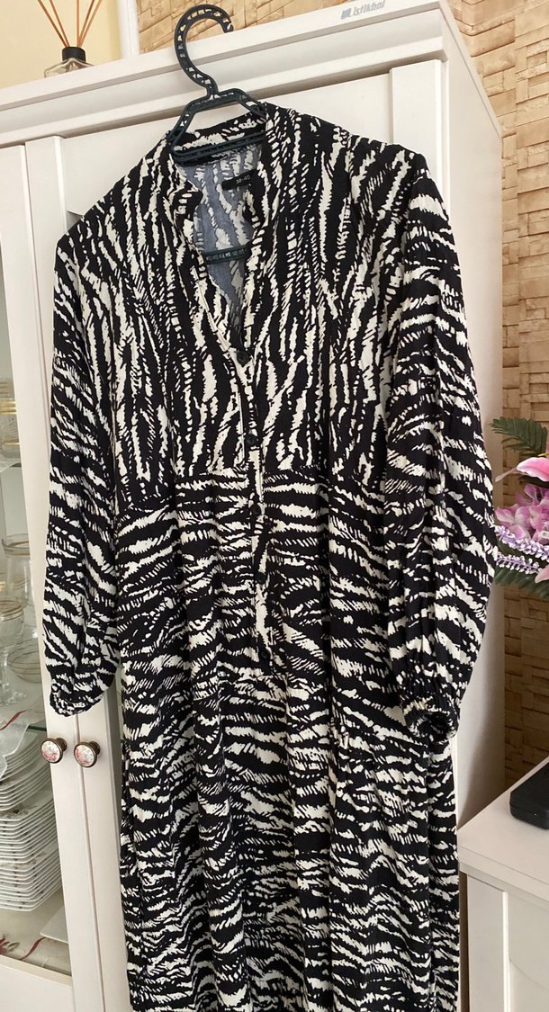 Kürk Detaylı Siyah Zebra Desenli Uzun Elbise - Görsel 3