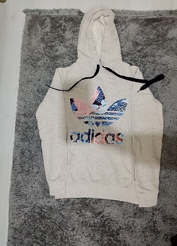 Adidas markalı sweatshirt