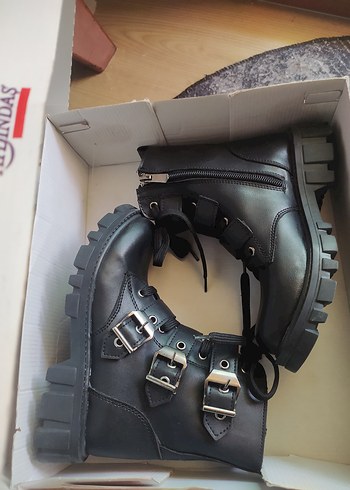 Siyah Deri Gotik Tokalı Kadın Bot - Görsel 7