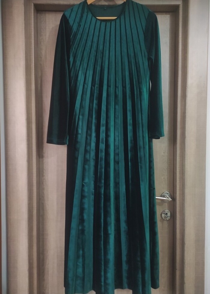 Zümrüt yeşili kadife elbise - Görsel 3