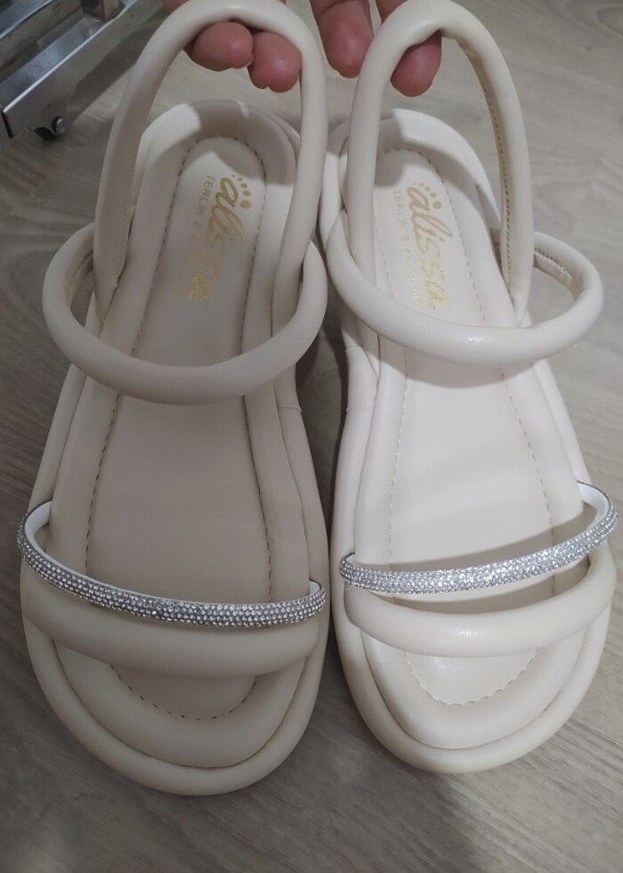 TAŞ BANTLI DÜZ SANDALET - Görsel 3