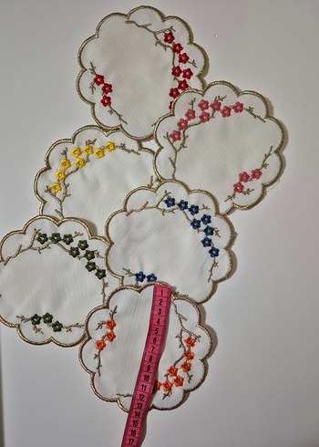 Çiçek İşlemeli Yuvarlak Peçete Seti - Görsel 9