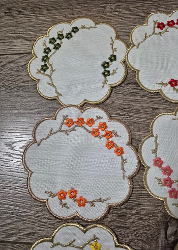 Çiçek İşlemeli Yuvarlak Peçete Seti - Görsel 6