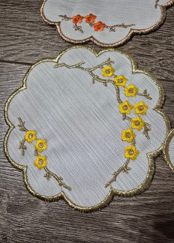 Çiçek İşlemeli Yuvarlak Peçete Seti - Görsel 3