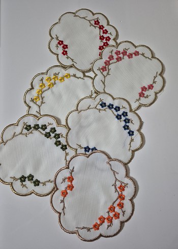 Çiçek İşlemeli Yuvarlak Peçete Seti - Görsel 7