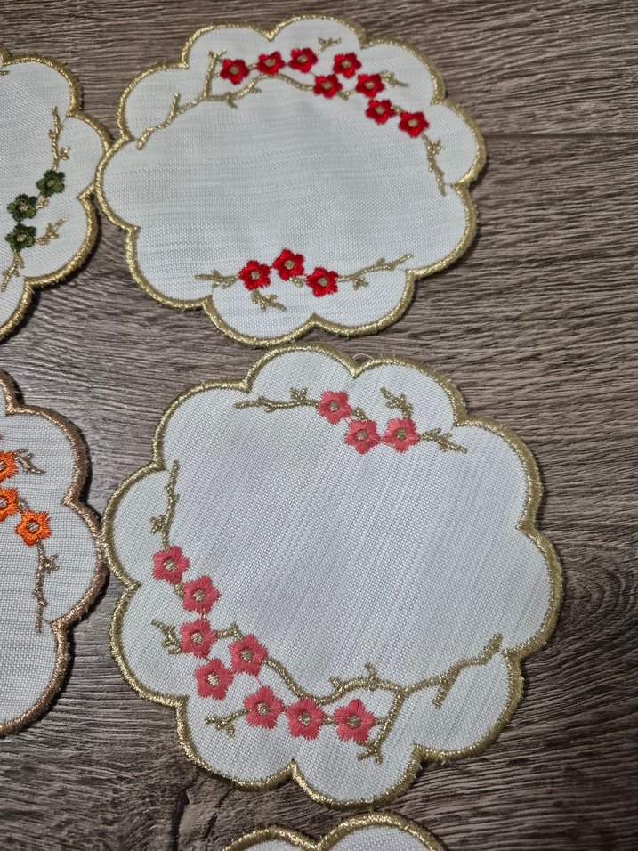 Çiçek İşlemeli Yuvarlak Peçete Seti - Görsel 5