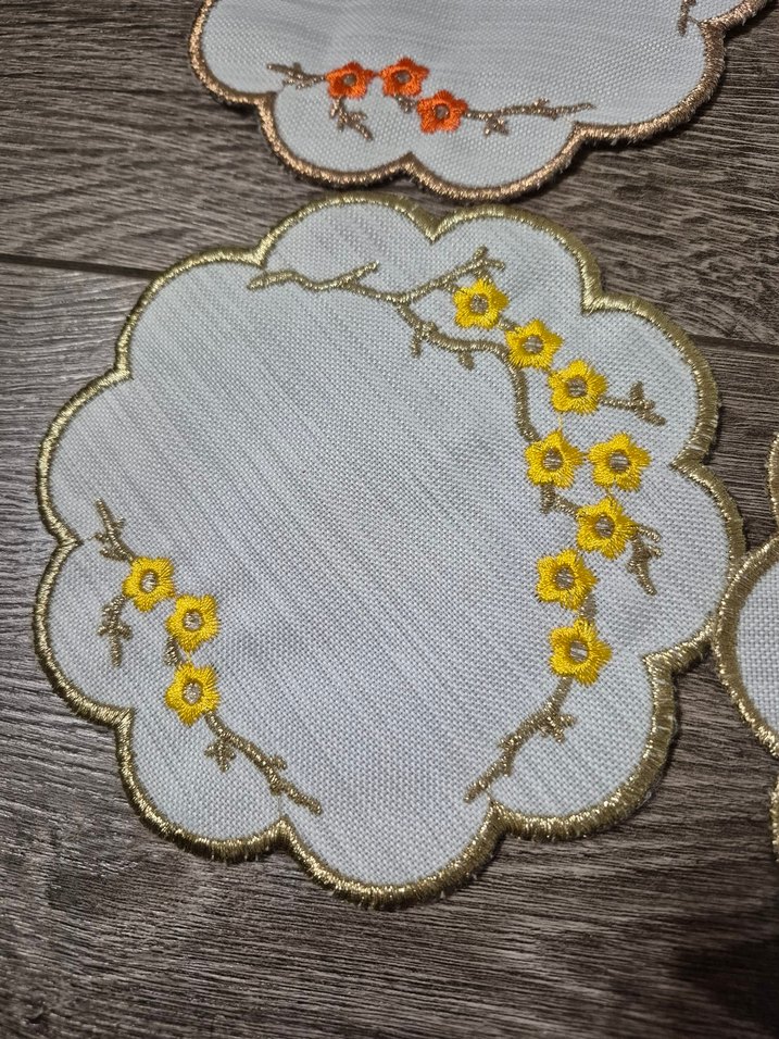 Çiçek İşlemeli Yuvarlak Peçete Seti - Görsel 3