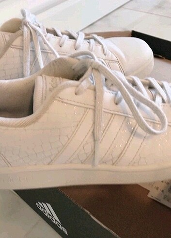 36 numara orjinal Adidas beyaz spor ayakkabı