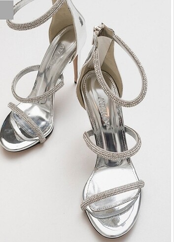 Gümüş taşlı ayakkabı