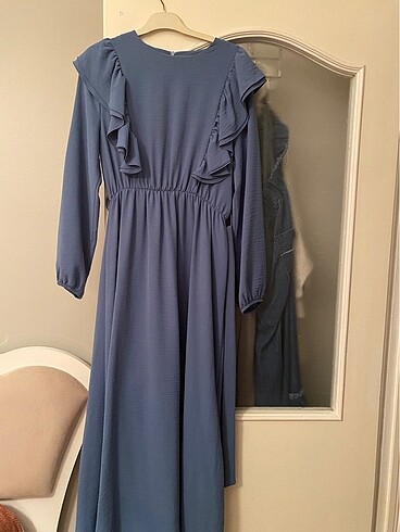 Mavi fırfırlı elbise
