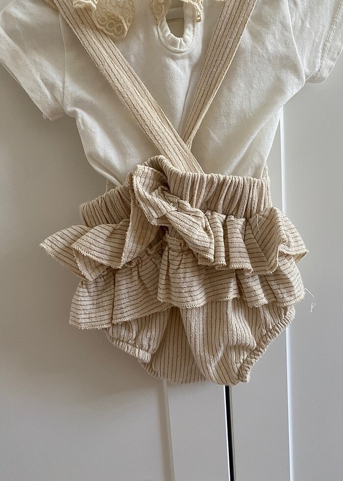 Krem fırfırlı tulum - Görsel 4