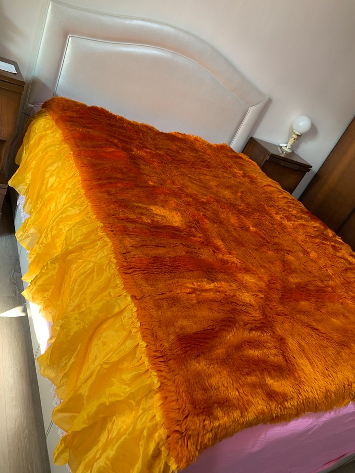 Altın sarısı, Alman malı peluş yatak örtüsü. - Görsel 4