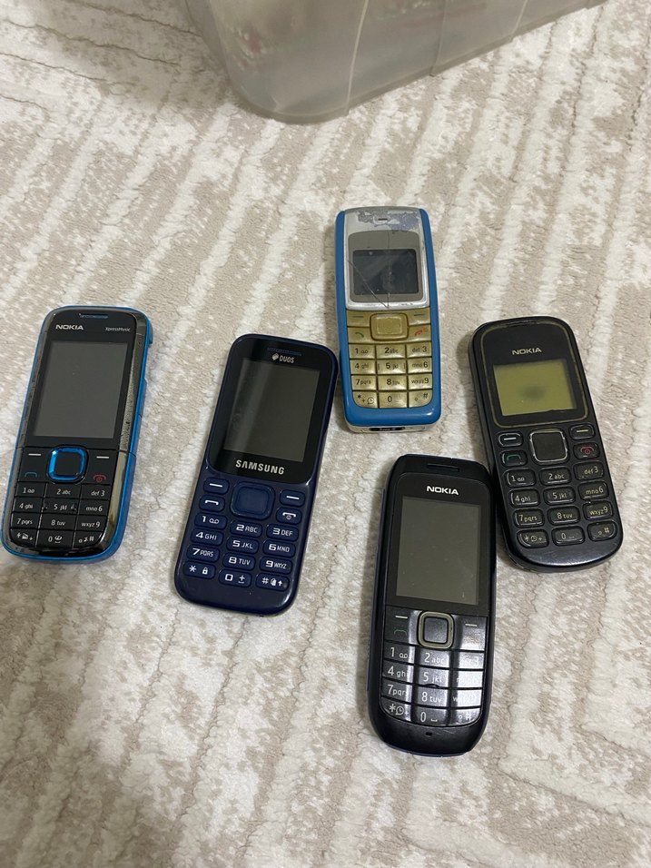 Çeşitli Eski Model Mavi Telefonlar - Görsel 2