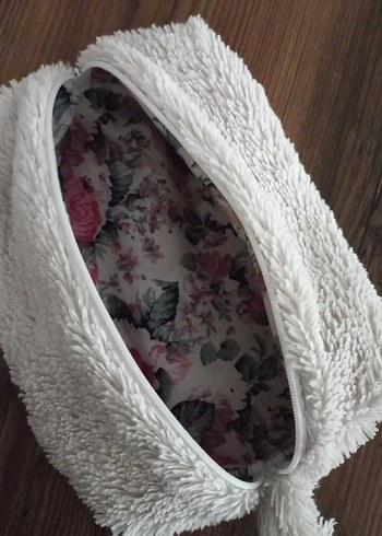  Beden Beyaz Peluş Makyaj Çantası