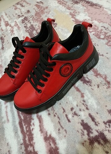Kırmızı spor ayakkabı 