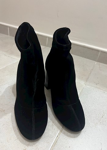 Stradivarius Siyah Süet Topuklu Kadın Bot - Görsel 2