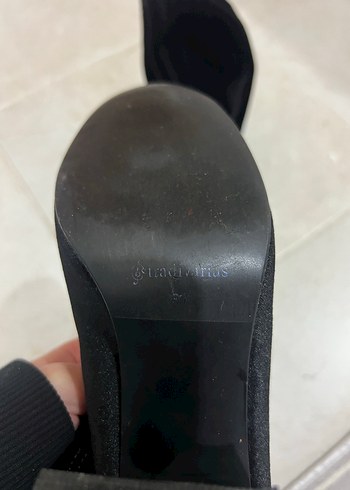 Stradivarius Siyah Süet Topuklu Kadın Bot - Görsel 4