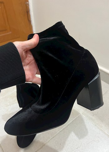 Stradivarius Siyah Süet Topuklu Kadın Bot - Görsel 3